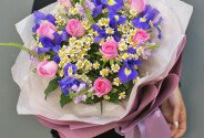 Buchet din trandafiri roz, irisi violeti si romanite — foto 4