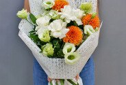 Buchet din trandafiri și eustoma albe și dalii oranj „Contraste delicate” — foto 2