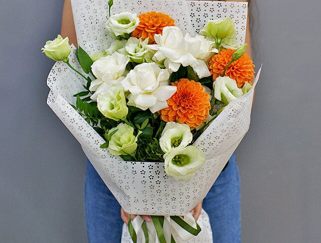 Buchet din trandafiri și eustoma albe și dalii oranj „Contraste delicate” — foto 2