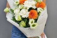 Buchet din trandafiri și eustoma albe și dalii oranj „Contraste delicate” — foto 3