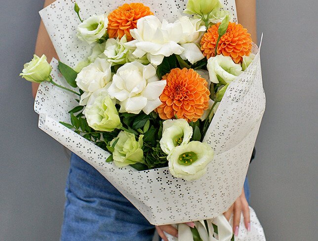 Buchet din trandafiri și eustoma albe și dalii oranj „Contraste delicate” — foto 3