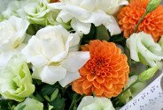 Buchet din trandafiri și eustoma albe și dalii oranj „Contraste delicate” — foto 4