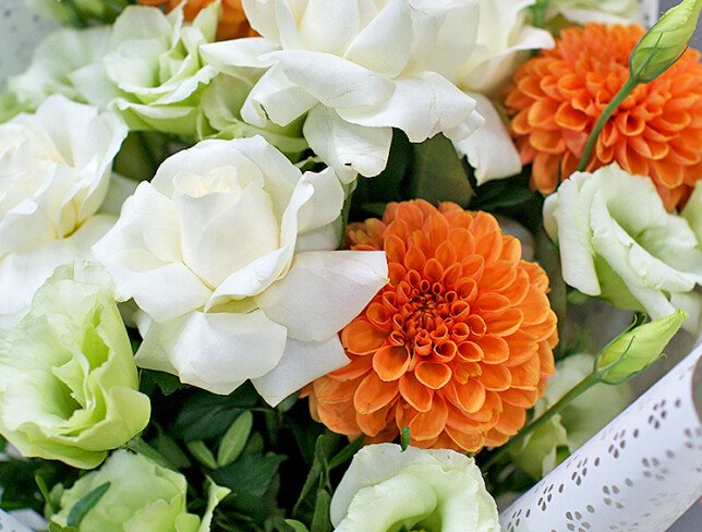 Buchet din trandafiri și eustoma albe și dalii oranj „Contraste delicate” — foto 4