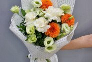 Buchet din trandafiri și eustoma albe și dalii oranj „Contraste delicate” — foto 1
