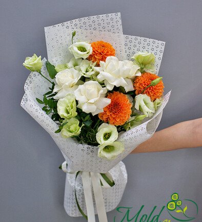 Buchet din trandafiri și eustoma albe și dalii oranj „Contraste delicate”