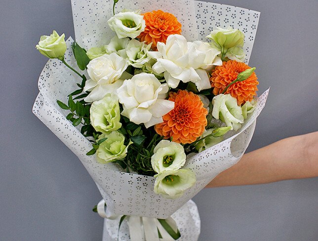 Buchet din trandafiri și eustoma albe și dalii oranj „Contraste delicate”