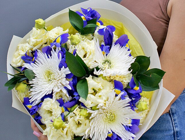 Buchet cu iriși, eustoma și crizanteme „Armonia cerului” foto