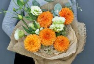Buchet din dalii portocalii și eustoma — foto 2