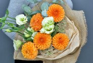 Buchet din dalii portocalii și eustoma — foto 3