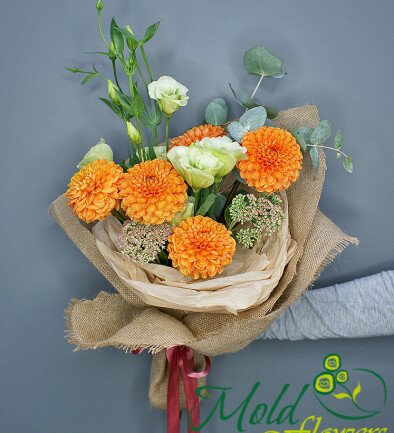 Buchet din dalii portocalii și eustoma foto 394x433