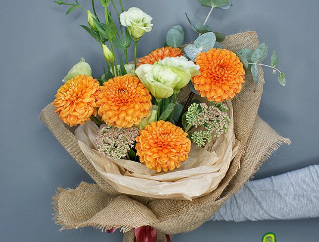 Buchet din dalii portocalii și eustoma foto
