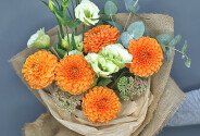 Buchet din dalii portocalii și eustoma — foto 4