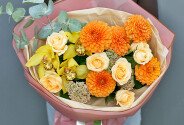 Букет из оранжевых георгин и жёлтых орхидей — фото 4