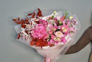 Buchet din hortensie roz, trandafiri tufă și crini — foto 3