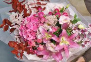 Buchet din hortensie roz, trandafiri tufă și crini — foto 4