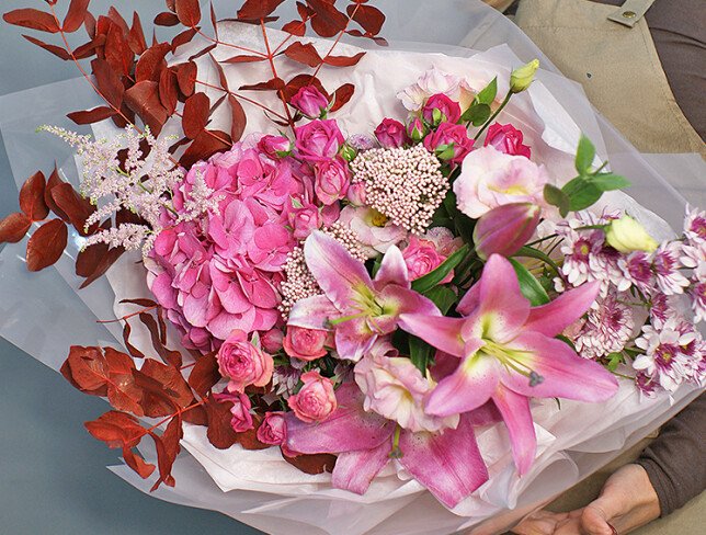 Buchet din hortensie roz, trandafiri tufă și crini foto
