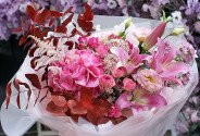 Buchet din hortensie roz, trandafiri tufă și crini — foto 5