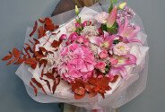Buchet din hortensie roz, trandafiri tufă și crini — foto 1