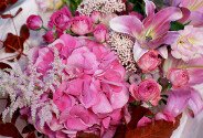 Buchet din hortensie roz, trandafiri tufă și crini — foto 2