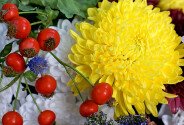 Bouquet of multicolored chrysanthemums and eustoma "Autumn Accent" — photo 2
