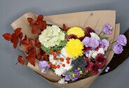 Bouquet of multicolored chrysanthemums and eustoma "Autumn Accent" — photo 3