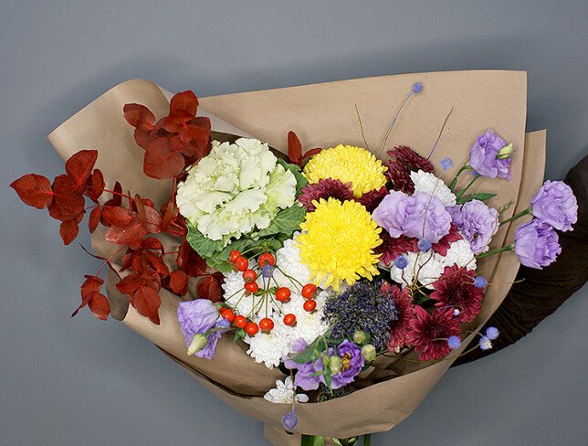 Bouquet of multicolored chrysanthemums and eustoma "Autumn Accent" — photo 3