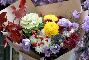 Bouquet of multicolored chrysanthemums and eustoma "Autumn Accent" — photo 4