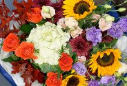 Букет из оранжевых роз, эустом и подсолнухов — фото 3
