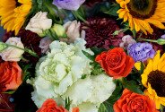 Букет из оранжевых роз, эустом и подсолнухов — фото 4