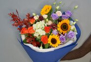 Букет из оранжевых роз, эустом и подсолнухов — фото 1