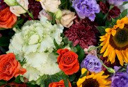 Букет из оранжевых роз, эустом и подсолнухов — фото 2