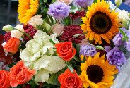 Букет из оранжевых роз, эустом и подсолнухов — фото 5