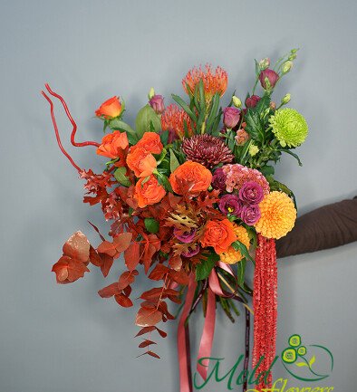 Bouquet of orange roses, chrysanthemums, and celosia "Autumn Sunset" photo 394x433