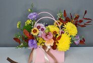 Сумочка розовая из хризантем и эустом "Оттенки осени" — фото 1