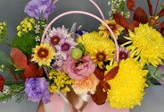 Сумочка розовая из хризантем и эустом "Оттенки осени" — фото 2