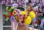 Сумочка розовая из хризантем и эустом "Оттенки осени" — фото 5
