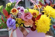 Сумочка розовая из хризантем и эустом "Оттенки осени" — фото 6