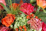 Композиция с оранжевыми розами, антуриумом и гортензией в тыкве — фото 4