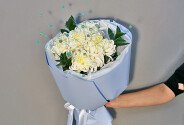Bouquet of white chrysanthemums Vienna "White Accent" — photo 1