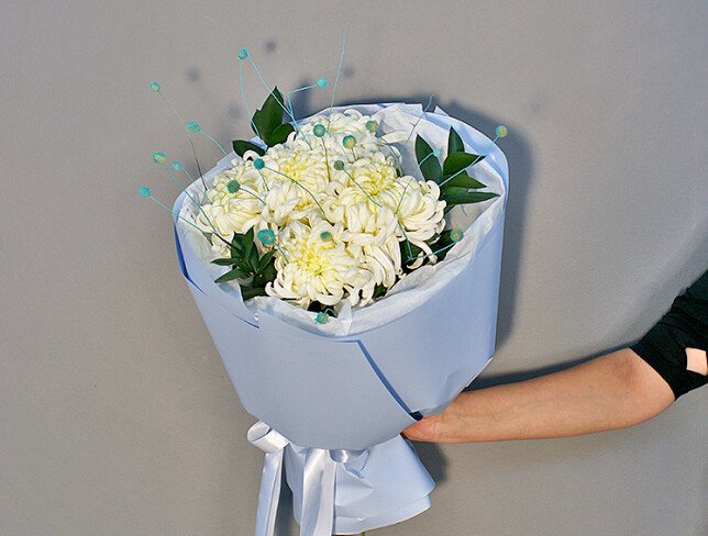 Bouquet of white chrysanthemums Vienna "White Accent"