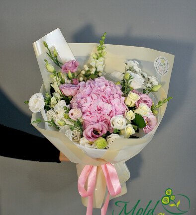Buchet cu hortensie roz, trandafiri albi și eustoma foto 394x433