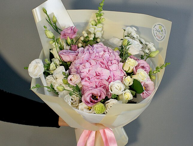 Buchet cu hortensie roz, trandafiri albi și eustoma foto