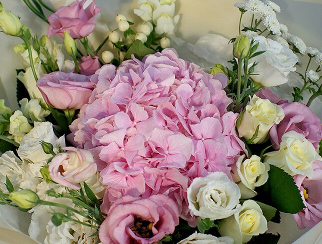 Buchet cu hortensie roz, trandafiri albi și eustoma foto