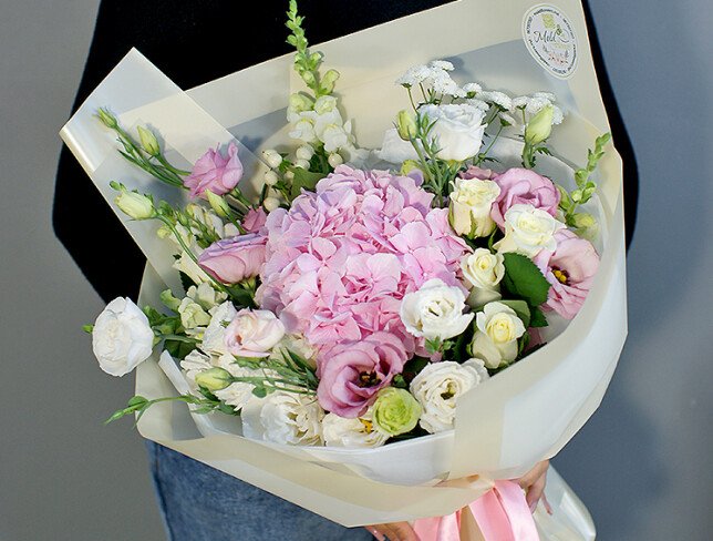Buchet cu hortensie roz, trandafiri albi și eustoma foto