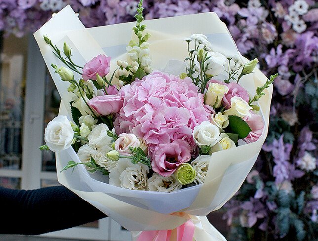 Buchet cu hortensie roz, trandafiri albi și eustoma foto