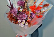 Buchet cu gladiole roșii, crizanteme bordo și garoafe violet — foto 4