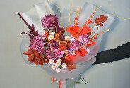 Buchet cu gladiole roșii, crizanteme bordo și garoafe violet — foto 1