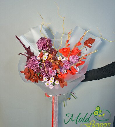 Buchet cu gladiole roșii, crizanteme bordo și garoafe violet foto 394x433