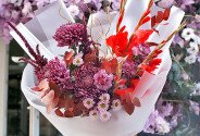 Buchet cu gladiole roșii, crizanteme bordo și garoafe violet — foto 3