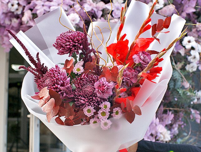 Buchet cu gladiole roșii, crizanteme bordo și garoafe violet foto